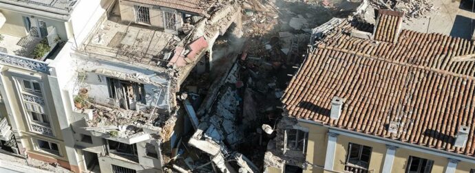 Στην Αθήνα οι οικογένειες των έξι θυμάτων για ταυτοποίηση DNA: Πώς προχωρούν οι έρευνες για την κατάρρευσηστην Πλάκα