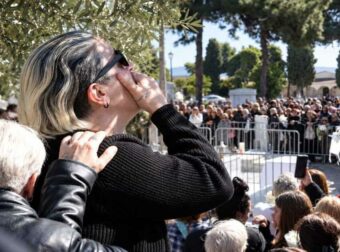 Μνημόσυνο Μαζωνάκη: Τα ουρλιαχτά της Μαρίας πάνω από το μνήμα-«Σήκω Γιώργο να μας δεις, εδώ είμαστε Γιώργο» (φωτογραφίες)