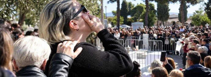 Μνημόσυνο Μαζωνάκη: Τα ουρλιαχτά της Μαρίας πάνω από το μνήμα-«Σήκω Γιώργο να μας δεις, εδώ είμαστε Γιώργο» (φωτογραφίες)
