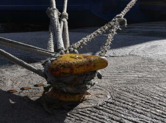 Δεμένα έως τις 20:00 τα πλοία από τον Πειραιά – Σε ισχύ το απαγορευτικό λόγω των θυελλωδών ανέμων