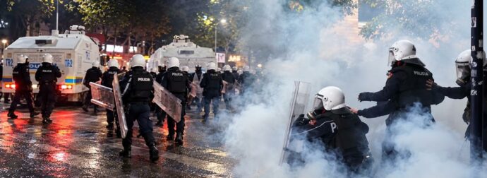 Η Αλβανία «φλέγεται»: Εκτός ελέγχου η κατάσταση από τα άγρια επεισόδια – Έσπασαν τα γραφεία του κόμματος του Έντι Ράμα – «Δεν αμφισβητείται η κυβέρνησή μου» (video)