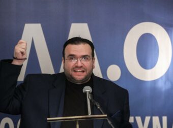 ΕΚΤΑΚΤΟ: Ο Φίλιππος Καμπούρης και η σύζυγός του συνελήφθησαν για απάτη κατά του e-ΕΦΚΑ – Χειροπέδες σε λογιστές και «αχυρανθρώπους» (video)
