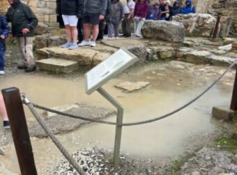 Πλημμύρισαν τμήματα στο ανάκτορο της Κνωσού λόγω της βροχής – Τουρίστες έκαναν ξενάγηση μέσα στα νερά