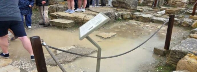Πλημμύρισαν τμήματα στο ανάκτορο της Κνωσού λόγω της βροχής – Τουρίστες έκαναν ξενάγηση μέσα στα νερά