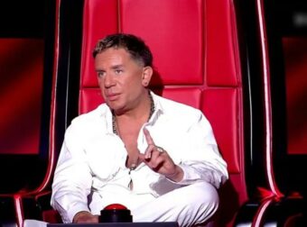 The Voice: Το πρόσωπο που «λύγισε» στα παρασκήνια του αφιερώματος για τον Μαζωνάκη – Το βίντεο που «ραγίζει καρδιές»
