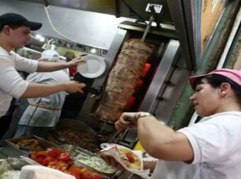 Πόσο κόστιζε το πιτόγυρο το 2019 – Γιατί το πληρώνουμε «χρυσάφι» σήμερα;