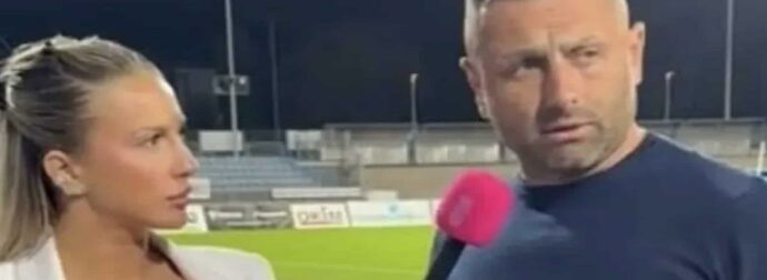 Προπονητής στην Τσεχία έγινε viral για τη «μάχη» να μην ρίξει ούτε βλέμμα στο ντεκολτέ δημοσιογράφου: «Απόλυτος σεβασμός για τον αυτοέλεγχο» του γράφουν