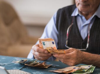 Πόσα έχασαν οι συνταξιούχοι από τον υπολογισμό των αυξήσεων με τον μαθηματικό τύπο – Συγκριτικά παραδείγματα